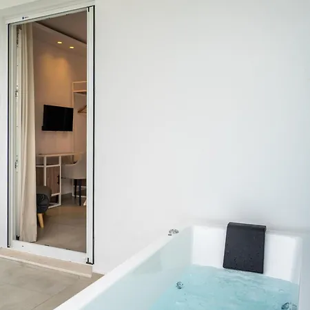 Roula's House On The * Скиатос